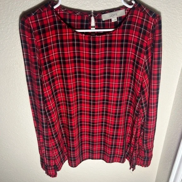MEDIUM Loft Women's Plaid Ruffle Cuff Blouse
Top - Picture 9 of 14